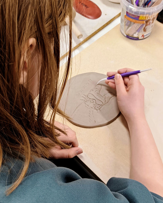 AVOIN KERAMIIKKAKURSSI Lemmikin ruoka- ja juomakuppi 17.5.2026 klo 11-13:30