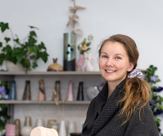 Keramiikkastudio Korpiaho Design - Anna lasittamassa